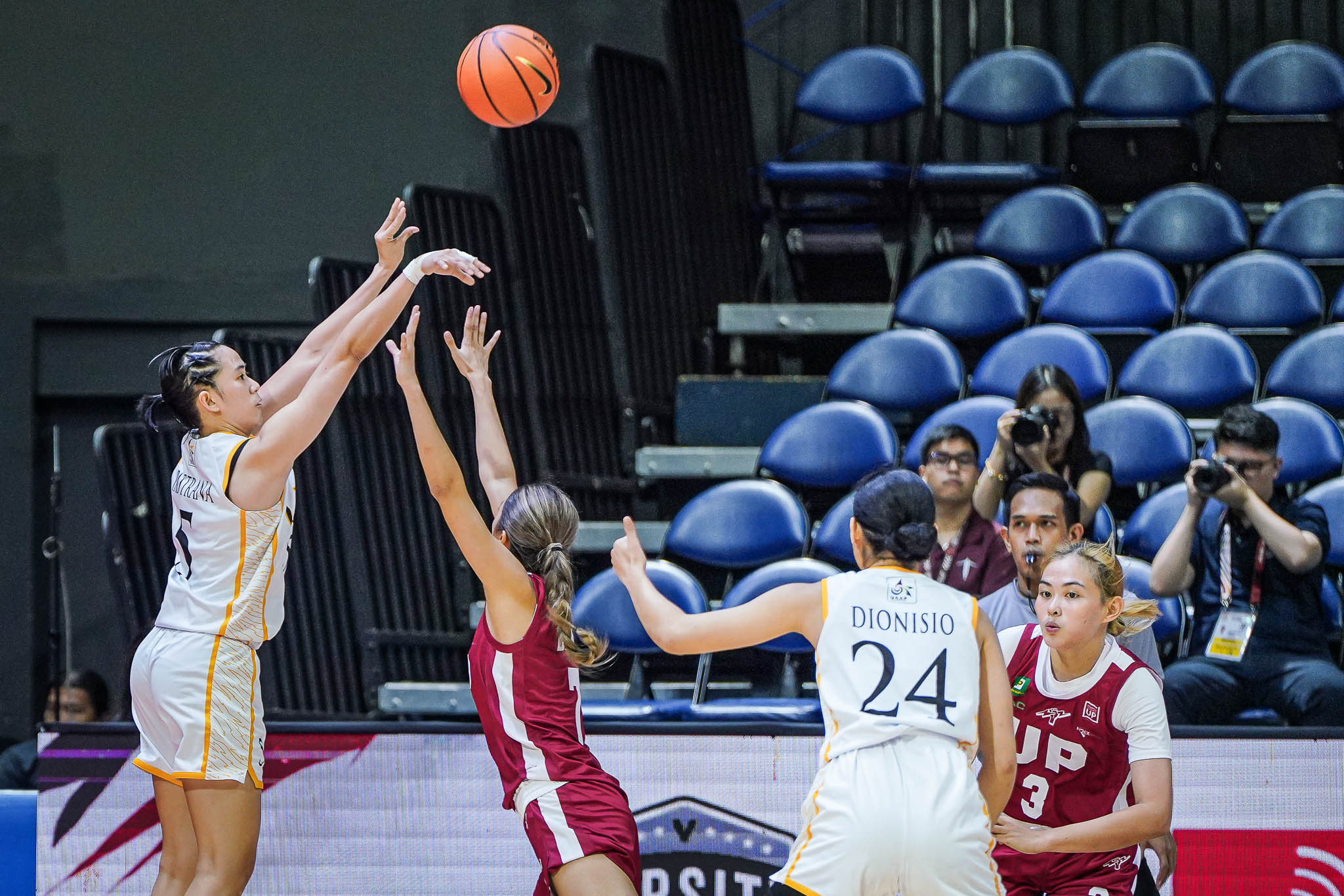 The University of Santo Tomas Growling Tigresses secured its second straight win after hammering University of the Philippines, 84-60, in the UAAP Season 87 Women’s Basketball Tournament on Wednesday, October 2, at the Smart Araneta Coliseum in Quezon City.