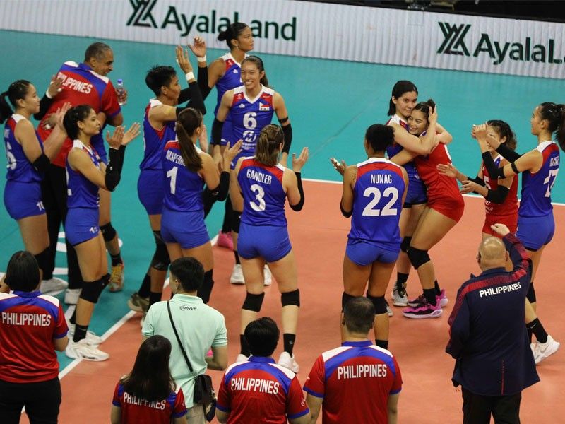 Sen. Bong Go hands cash incentives to Alas Pilipinas women volleyball team