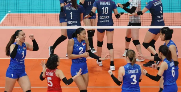 Saga Hisamitsu Springs encountered a brief scare from Alas Pilipinas Women before trouncing the latter in the Alas Pilipinas Invitations on Sunday, September 9, at the PhilSports Arena in Pasig. 