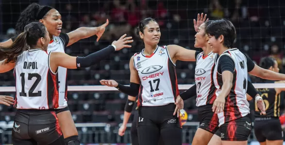 The Crossovers bounced back from their previous loss to the Choco Mucho Flying Titans, improving their record to 5-2 and claiming solo fourth place after hammering the Thundebelles in a commanding straight-sets victory, 25-18, 25-18, 25-19.